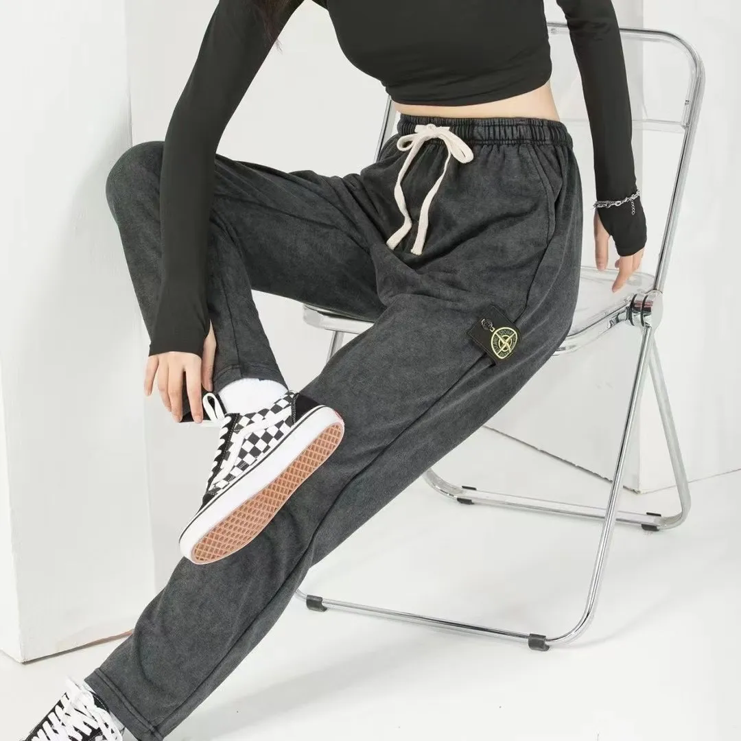 W2231#P150💰 Stone Stone Black Warrior Badge Compass Washed and Distressed Drawstring Terry High Street Long Sweatpants for Men and Women Fashionable 🛒 This item can be worn by both men and women. The texture is very good and the upper body is particularly good-looking. It can be used in the high street for leisure. It looks slim and looks good in photos. Color: washed black. Size: M L XL XXL